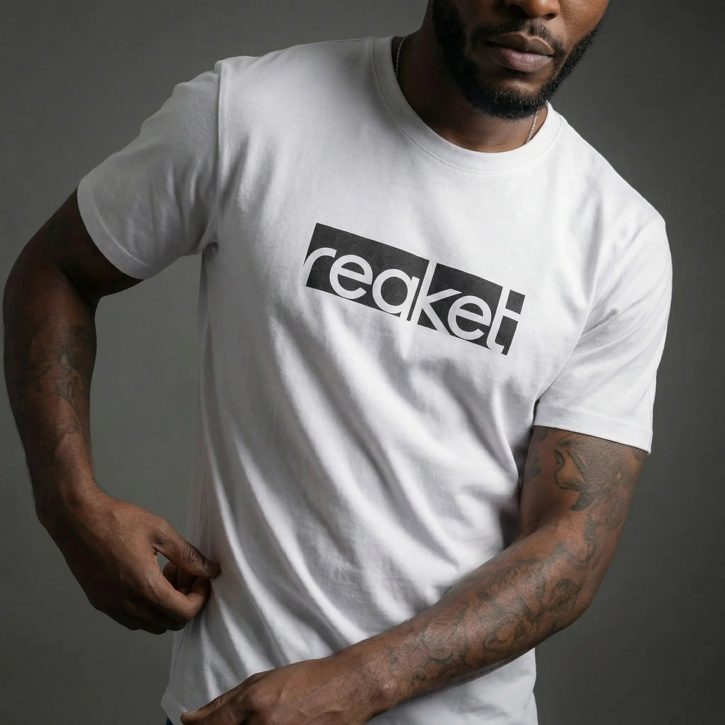 T-shirt Poro Unisexe Reaket, une marque de vêtements de sport