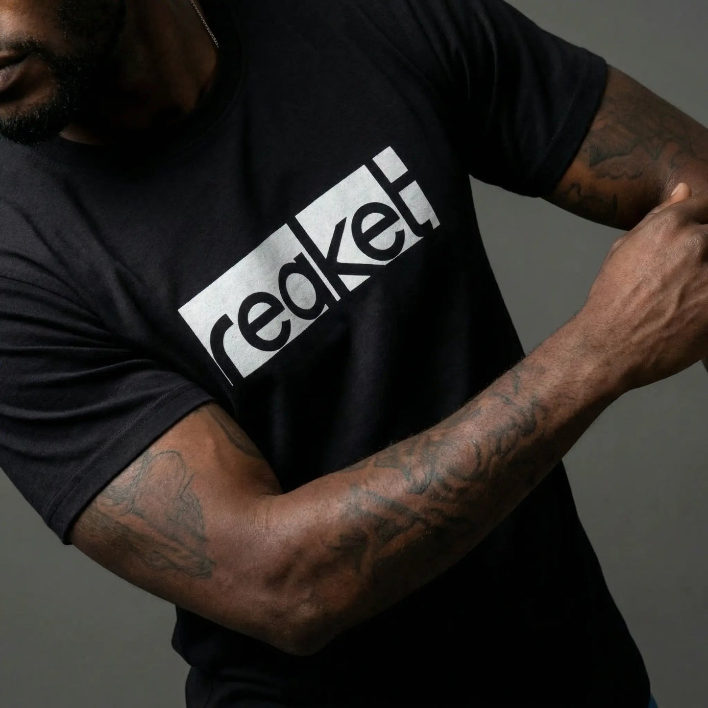 T-shirt Poro Unisexe Reaket, une marque de vêtements de sport
